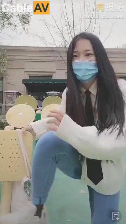 抖音美女主播 媽呀 我水壺水怎麽流出來了 這次整尿失禁整到戶外了 公園跟著阿姨練習撒尿功